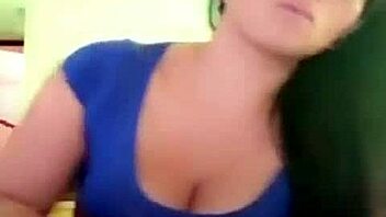 Colombian woman heats up the public outdoors