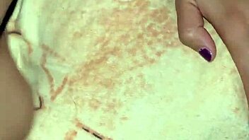 Me Intenta Meter El Dedo En El Culito Apretado