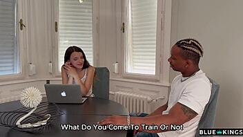 Chica Teen 18+ Se Folla A Sus Compañeros De Piso A Escondidas Y Luego Les Pide Que Le Den Polla A La Vez