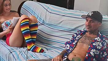 Padrasto Persegue Enteada e Entra no Banheiro com Ela Dentro