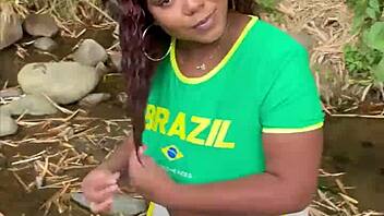 Ajudar estranho vira sexo ao ar livre na mata com negona brasileira quase pega