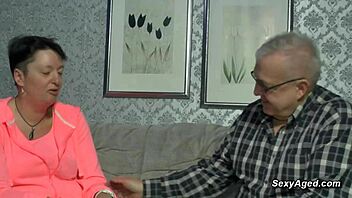 Amaterski nemški pari strastno jebejo na kavču