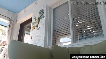 Milf Vicky Vette vibes her muff with vibrator