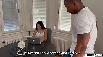 Chica Teen 18+ Se Folla A Sus Compañeros De Piso A Escondidas Y Luego Les Pide Que Le Den Polla A La Vez