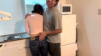 こ もが学校から帰ってくる前にキッチンでsexする夫婦。