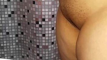 Mi novia me hace venir en el baño con una mamada que le doy