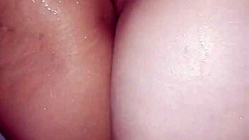 Mi novia me hace venir en el baño con una mamada que le doy