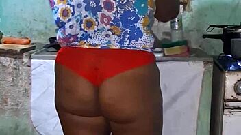 crente safada na cozinha mostra cameltoe e tetas enormes em softcore publico