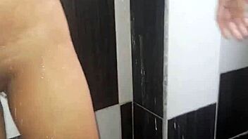 Mi novia me hace venir en el baño con una mamada que le doy
