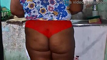 crente safada na cozinha mostra cameltoe e tetas enormes em softcore publico