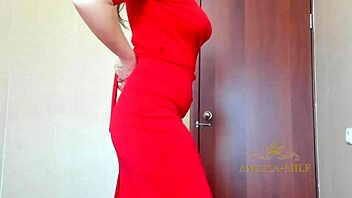 Velmi krásná MILF třese svým obrovským zadkem v sexy červených kalhotkách na kameru pro mladého 18+ fanouška Angela-Milf
