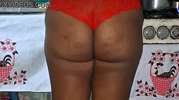 crente safada na cozinha mostra cameltoe e tetas enormes em softcore publico