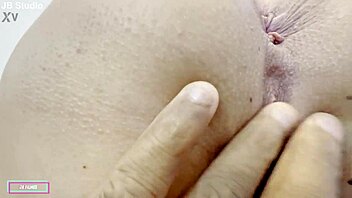 Novinha virgen perdendo o cabaço do cu com um negão