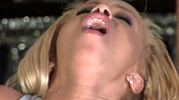 i watch boroka bolls get anal in the steam room, it's so hottt