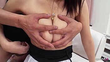 Mau liat Ako Nishino digoda om tua?