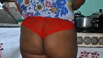 crente safada na cozinha mostra cameltoe e tetas enormes em softcore publico