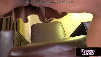 Wow, this ebony tranny is tugging on her cock for the first time, it's so hot! 😍