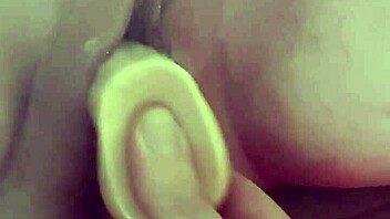 Milfka kamarádka pěstuje kundu přítelkyni dildem v detailní scéně