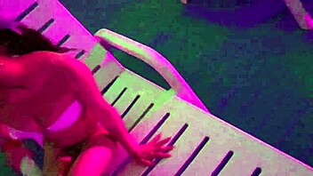 ナイトプールに今年も勃起不可避な女神降臨！ギャル！？jd！？人妻！？全ジャンルを凌駕するハーフ美女！！スタイル抜群 パイパン &彼氏なし&歩くセックスシンボル、こんな上玉放っておくわけないでしょうw全身性感帯かの如く、ずーっとイキっぱなしのヤリマン女を激ピストンで溺れさせる！！