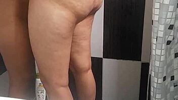 Mi novia me hace venir en el baño con una mamada que le doy