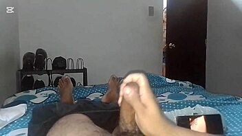 amiga de mamá espia cuando me estoy masturbando