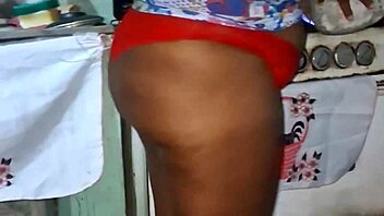 crente safada na cozinha mostra cameltoe e tetas enormes em softcore publico