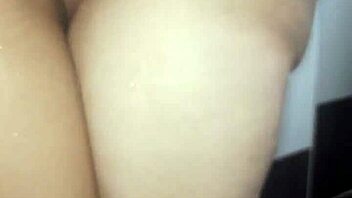 Mi novia me hace venir en el baño con una mamada que le doy