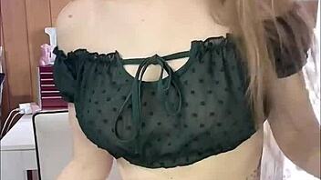 Liten blondine gagger på dildo og spruter intenst