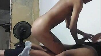 E o vício em sexo continua enquanto troco por cena