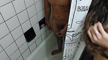 no te corras adentro hermanastra en la ducha