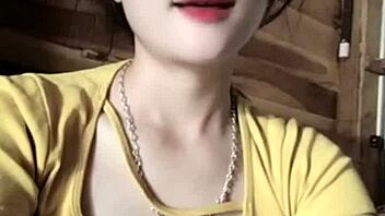 越南女孩在休闲环境性感跳舞