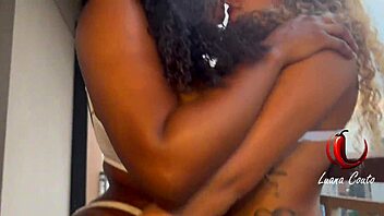 Perempuan Nakal Kongkek Aku Guna Strap-on Jiran Tengok