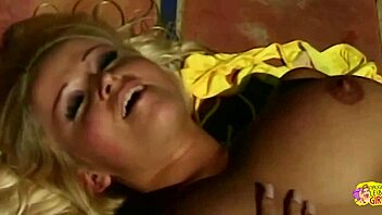 i love watching those busty blondes lick in the pool