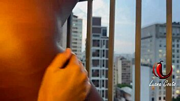 Safada me comeu com cintaralho e vizinhos olhando