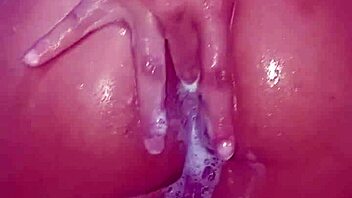 Ruivinha com tesao no banho usa os dedos pra foder o cusinho rosa