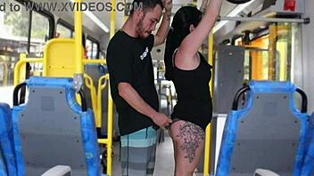 velho escroto da encoxada e se masturba at� gozar na morena dentro do �nibus