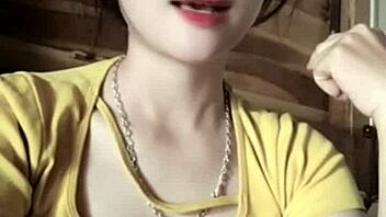 越南女孩在休闲环境性感跳舞