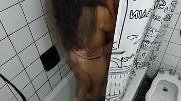 no te corras adentro hermanastra en la ducha