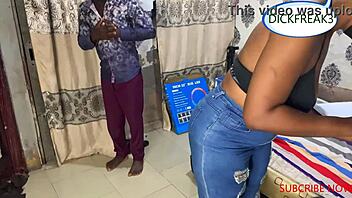 Delivery man has a quick encounter with ebony client in ripped jeans