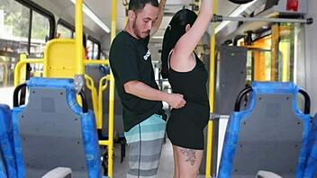 velho escroto da encoxada e se masturba at� gozar na morena dentro do �nibus