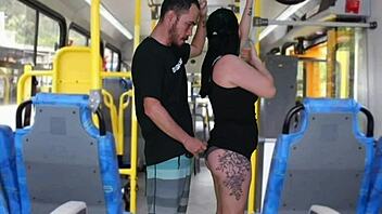 velho escroto da encoxada e se masturba at� gozar na morena dentro do �nibus