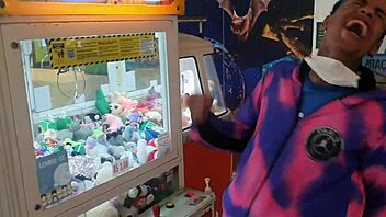 i went to find a guy in the shopping playland and gave in the bathroom to the toy actor paty bumbum el toro de oro