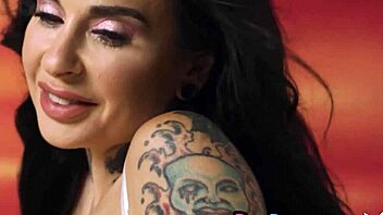 Admiro essas belas modelos da Playboy como Kelly Lu e Stephanie Manescu posando em lingerie, mostrando bundas e tetas incríveis