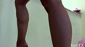 Pumping feet with toes bare for fetish fun 😍