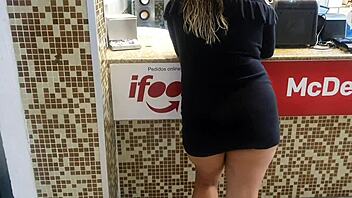 i went to find a guy in the shopping playland and gave in the bathroom to the toy actor paty bumbum el toro de oro