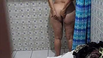 encuentro a la mama de mi mejor amigo en la ducha, con tetas naturales grandes