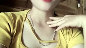 越南女孩在休闲环境性感跳舞