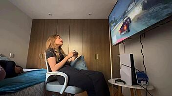 Teenagers cant be alone without exploring their bodies