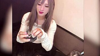 【個撮】ロングヘアーの女装が配信しながらアナルオナニーする動画