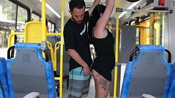 velho escroto da encoxada e se masturba at� gozar na morena dentro do �nibus